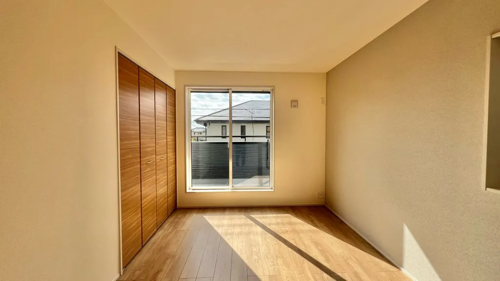 ゆったりしている洋室、南向きの為日当たり良好です。