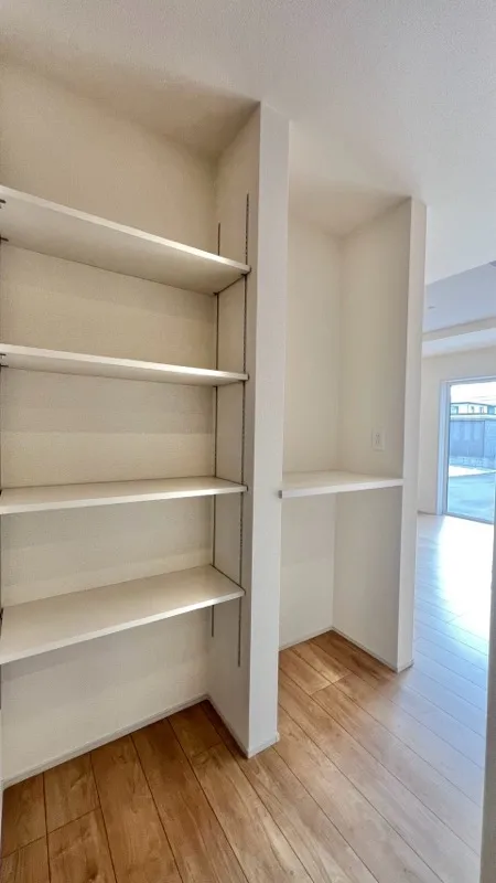 キッチンの横にある収納力のあるか可動棚は大きさなどによって棚の位置を変えられ収納の幅が広がります。