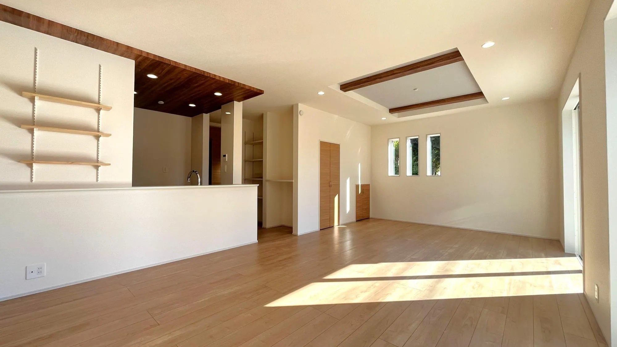 リビングには収納スペースがありお掃除道具等しまっておけます。