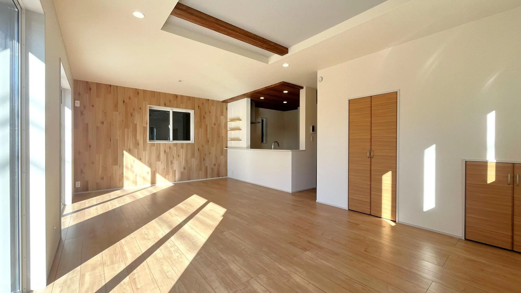 ワンポイントのアクセントクロスを貼っており、空間が引き締まります。