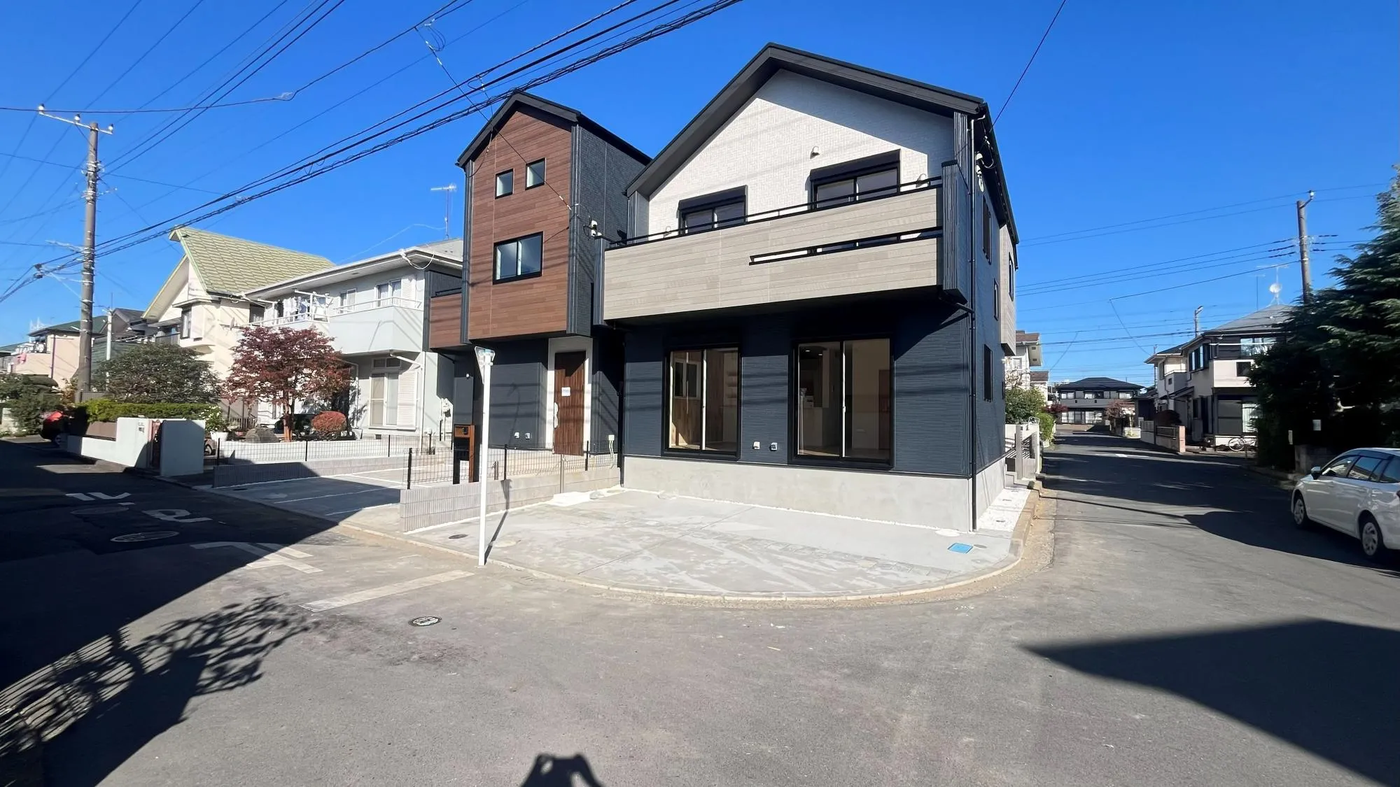 前面道路は広く駐車もらくらくです