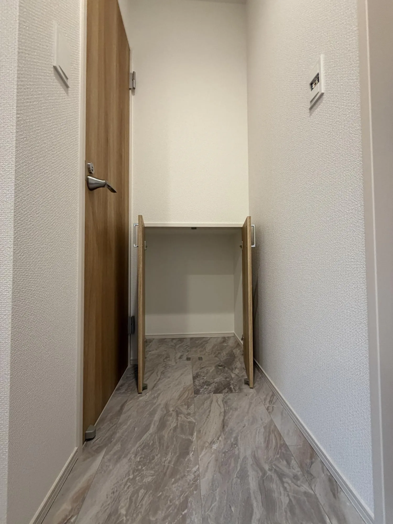 1階トイレ前収納(2号棟)