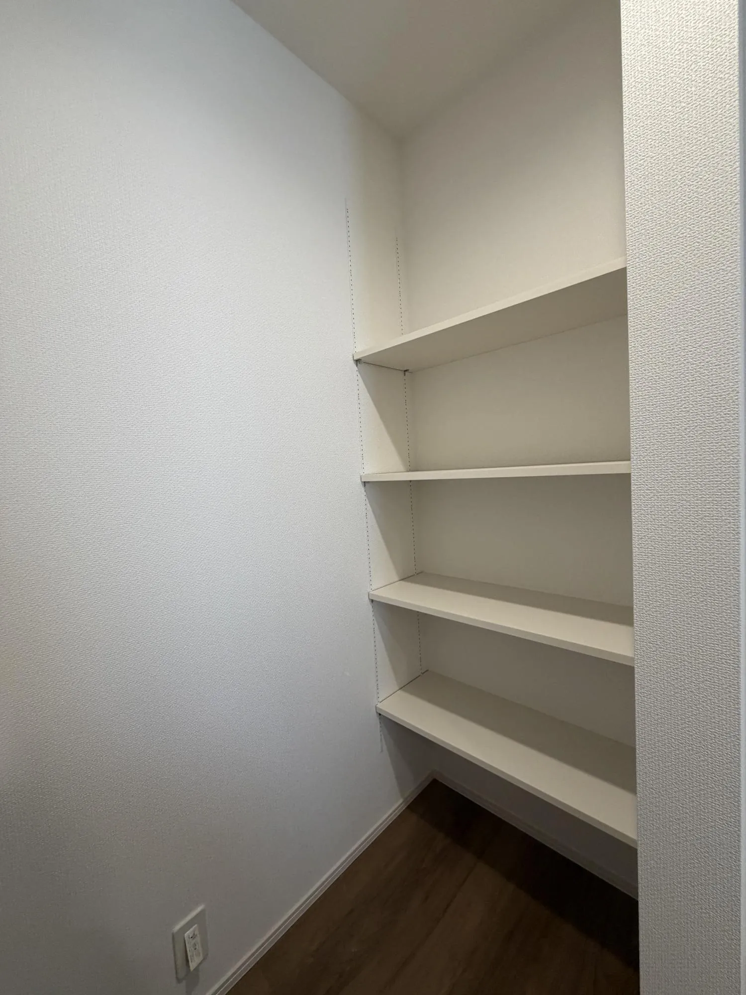 キッチンパントリー　可動棚(4号棟)