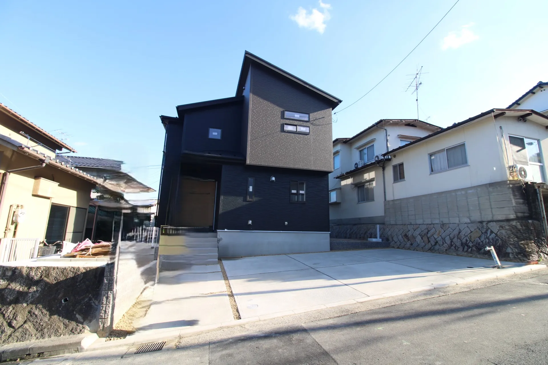 前面道路から見た外観