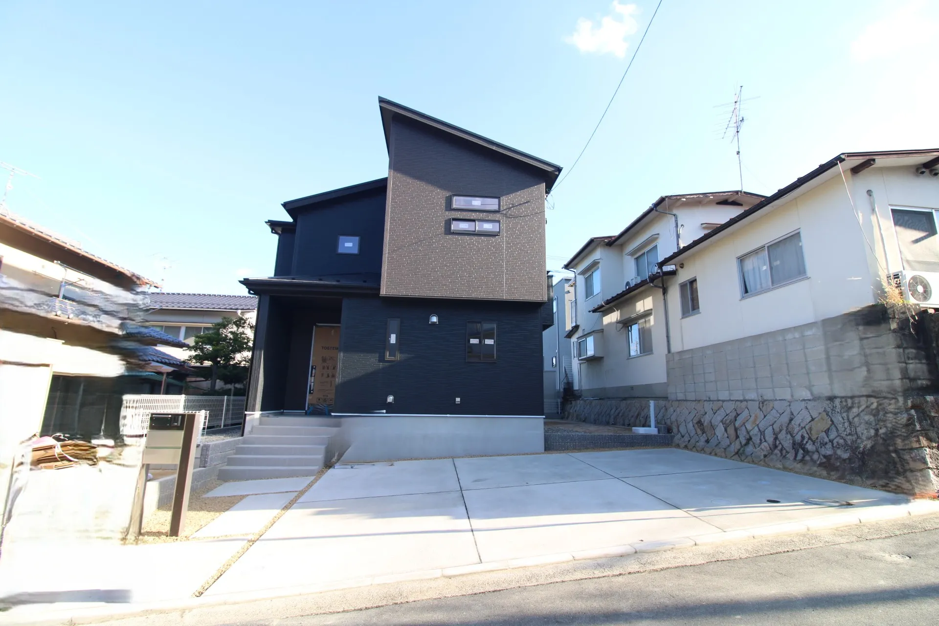 前面道路から見た外観