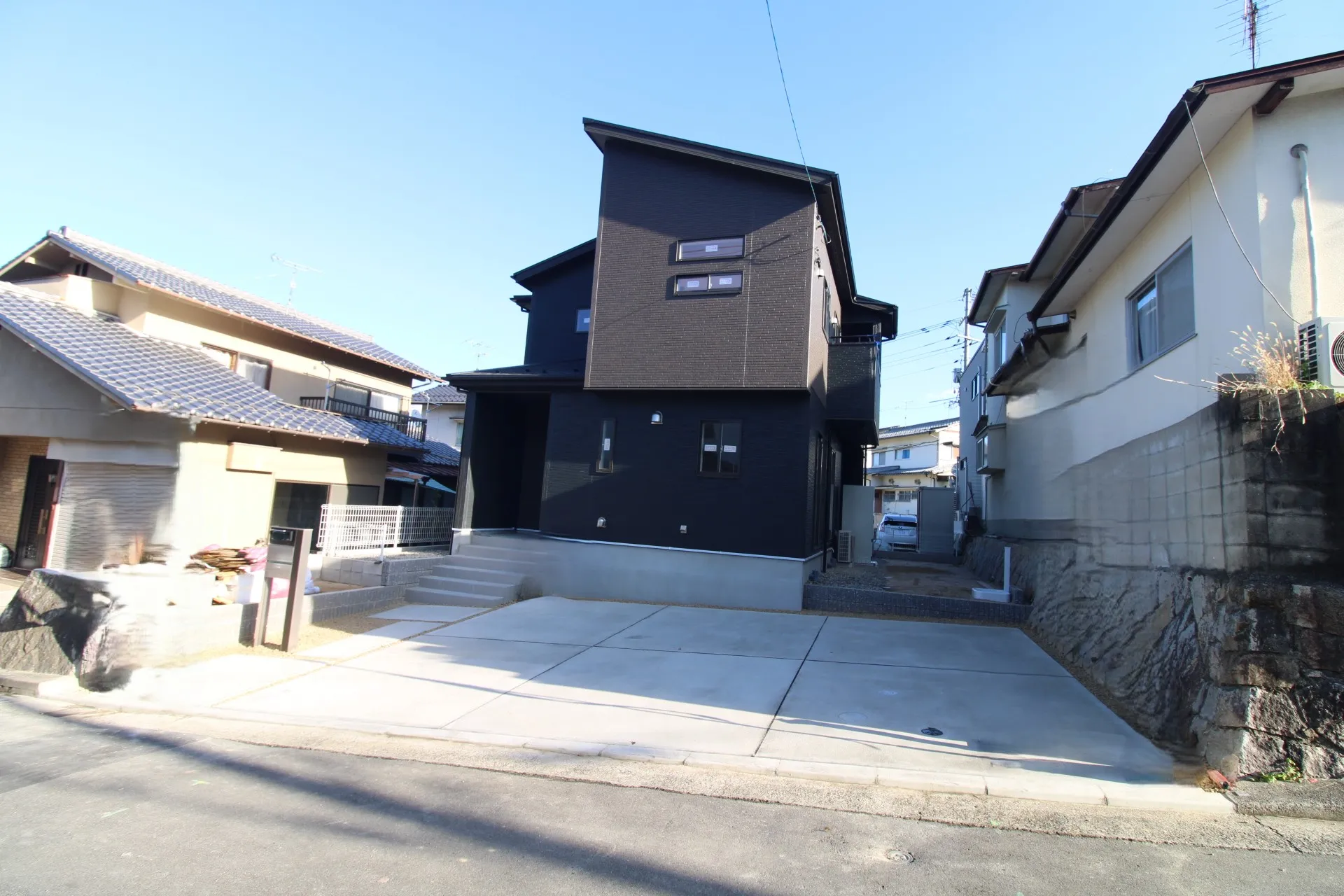 前面道路から見た外観