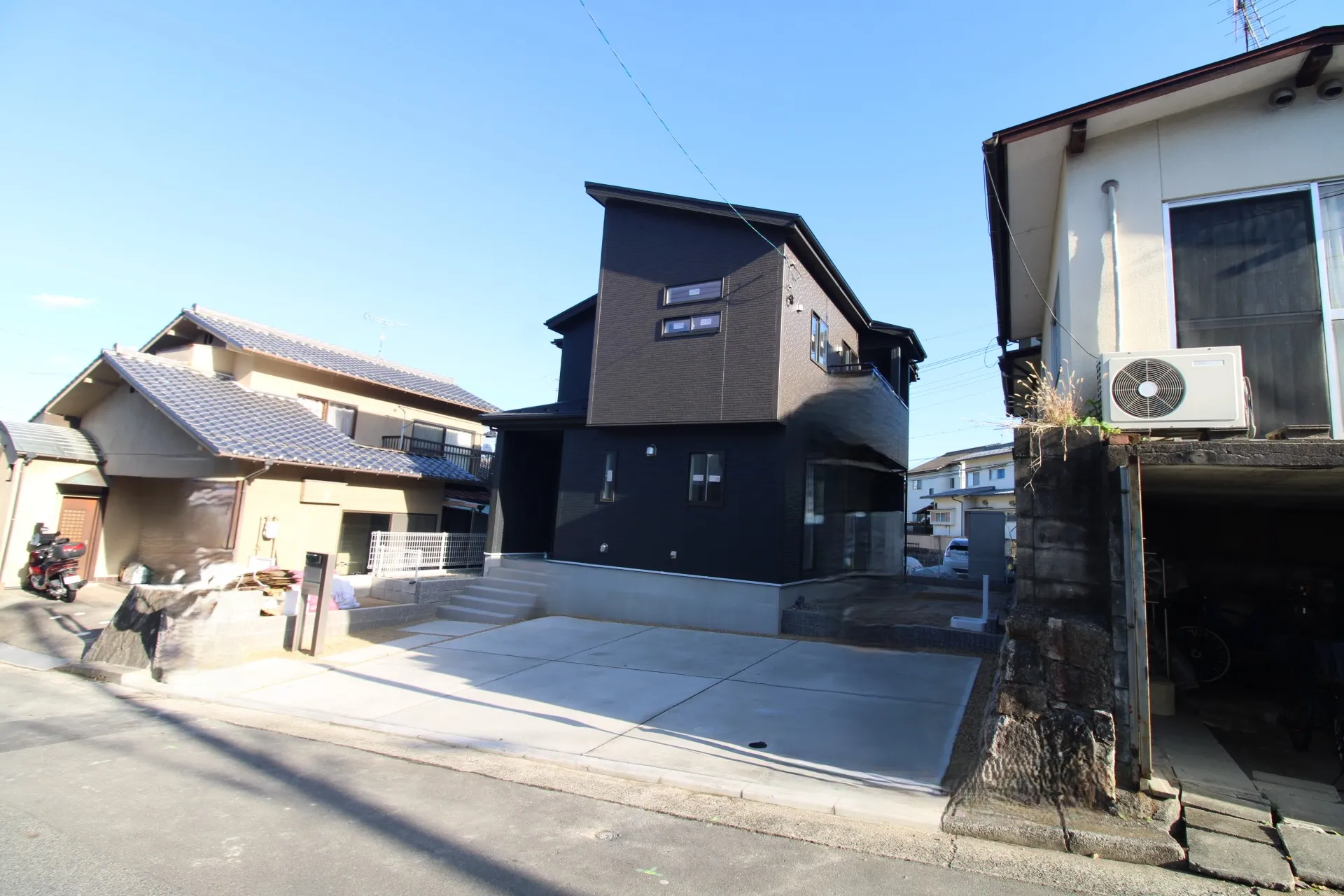 前面道路から見た外観