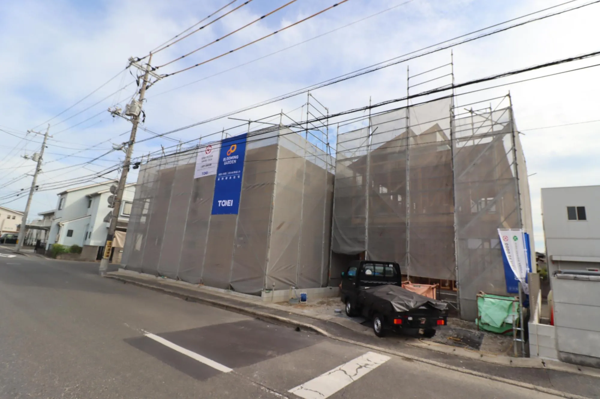 【上棟写真(写真右から1号棟、2号棟)】