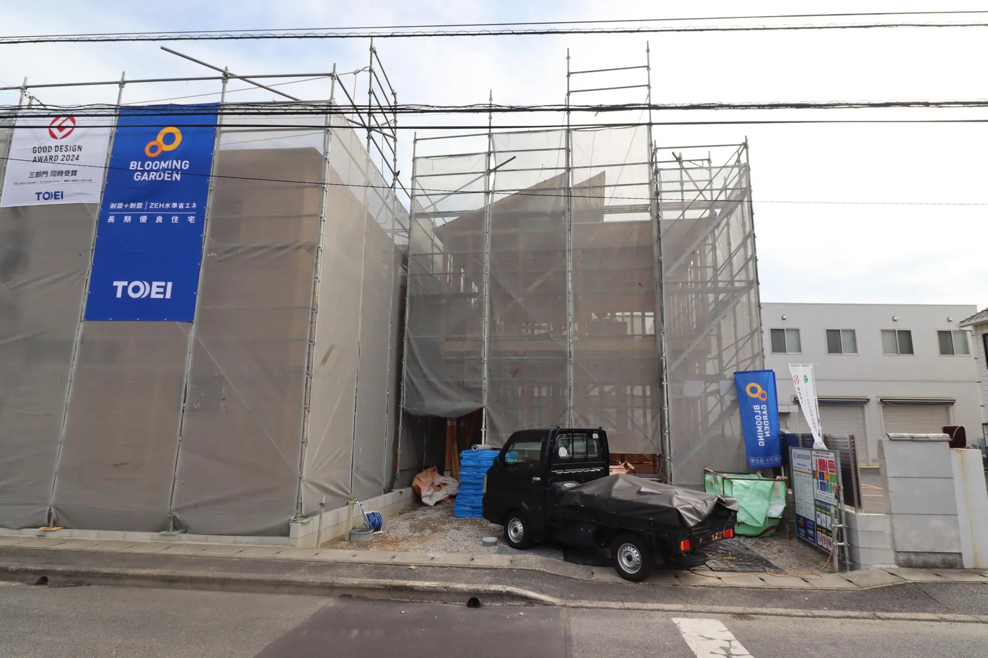 【上棟写真(写真右から1号棟、2号棟)】