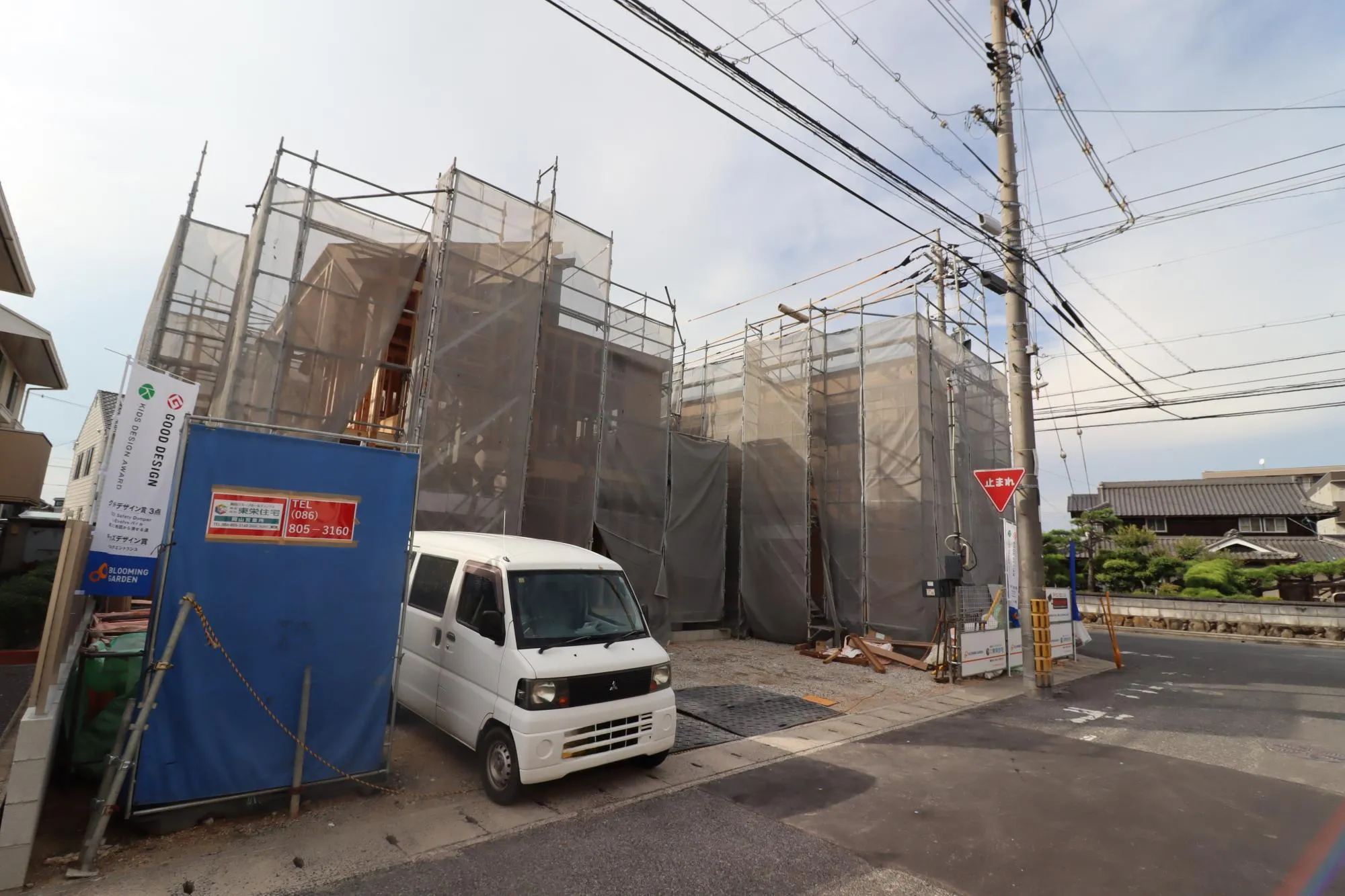 【上棟写真(写真右から2号棟、3号棟)】　