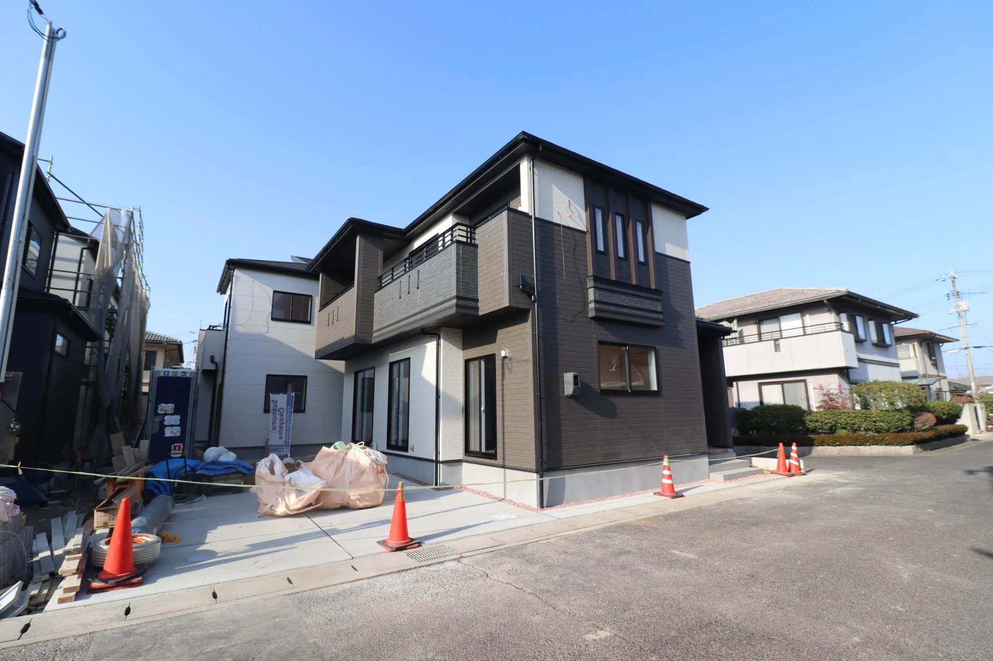 【外観写真/奥1号棟:手前2号棟】