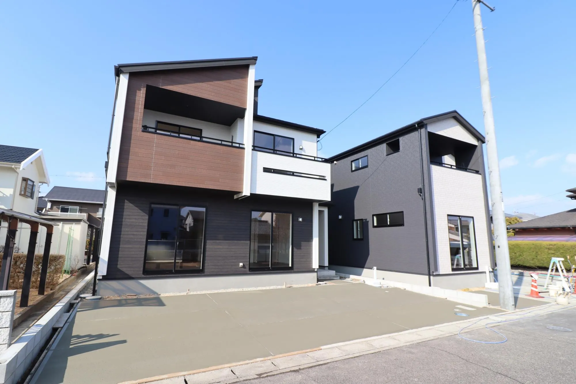 【外観写真/左:4号棟/右:3号棟】