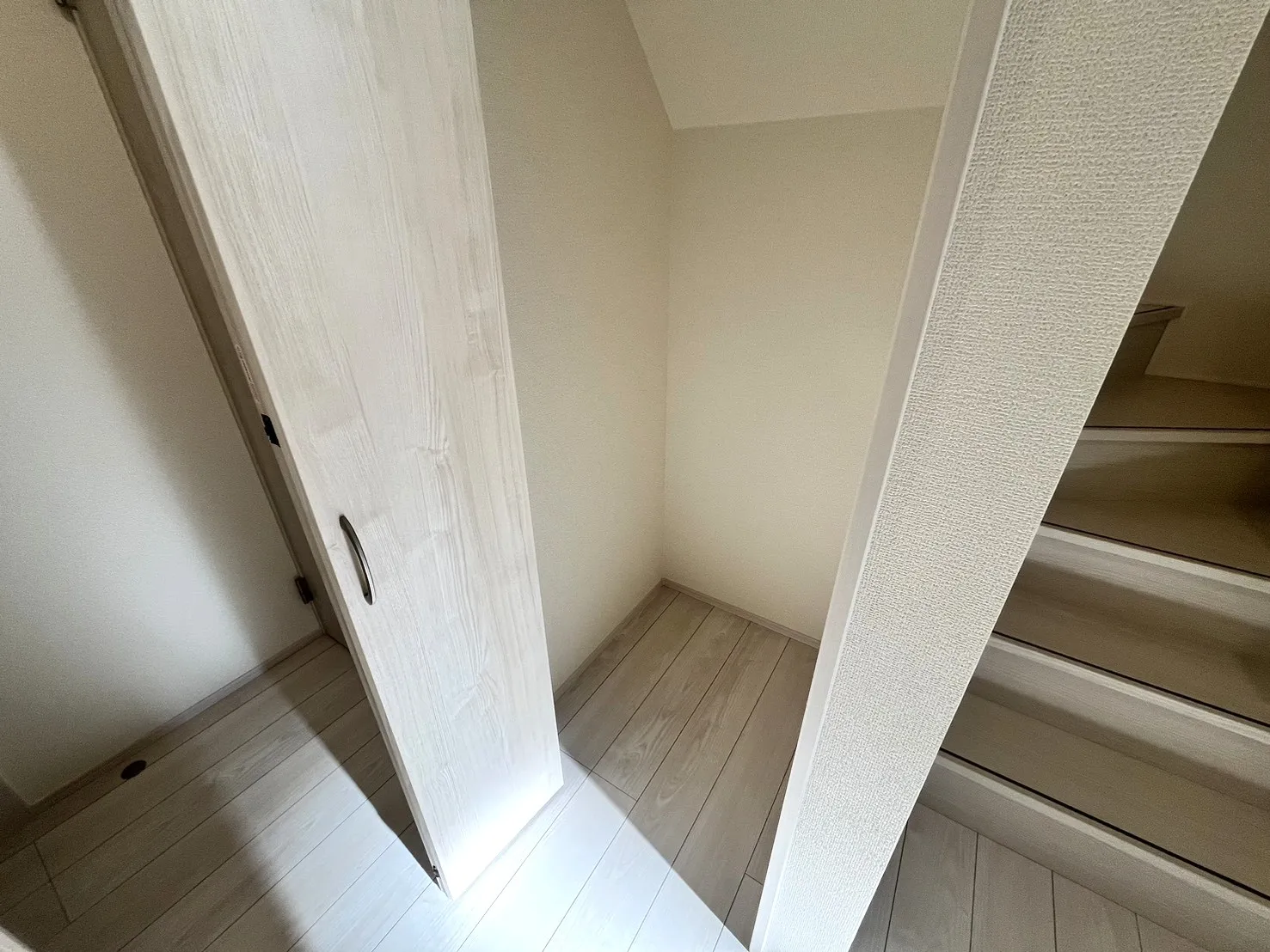 ☆2号棟　1階廊下収納☆