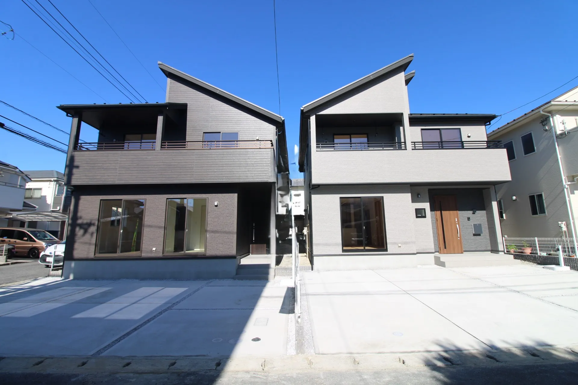 前面道路から見た外観