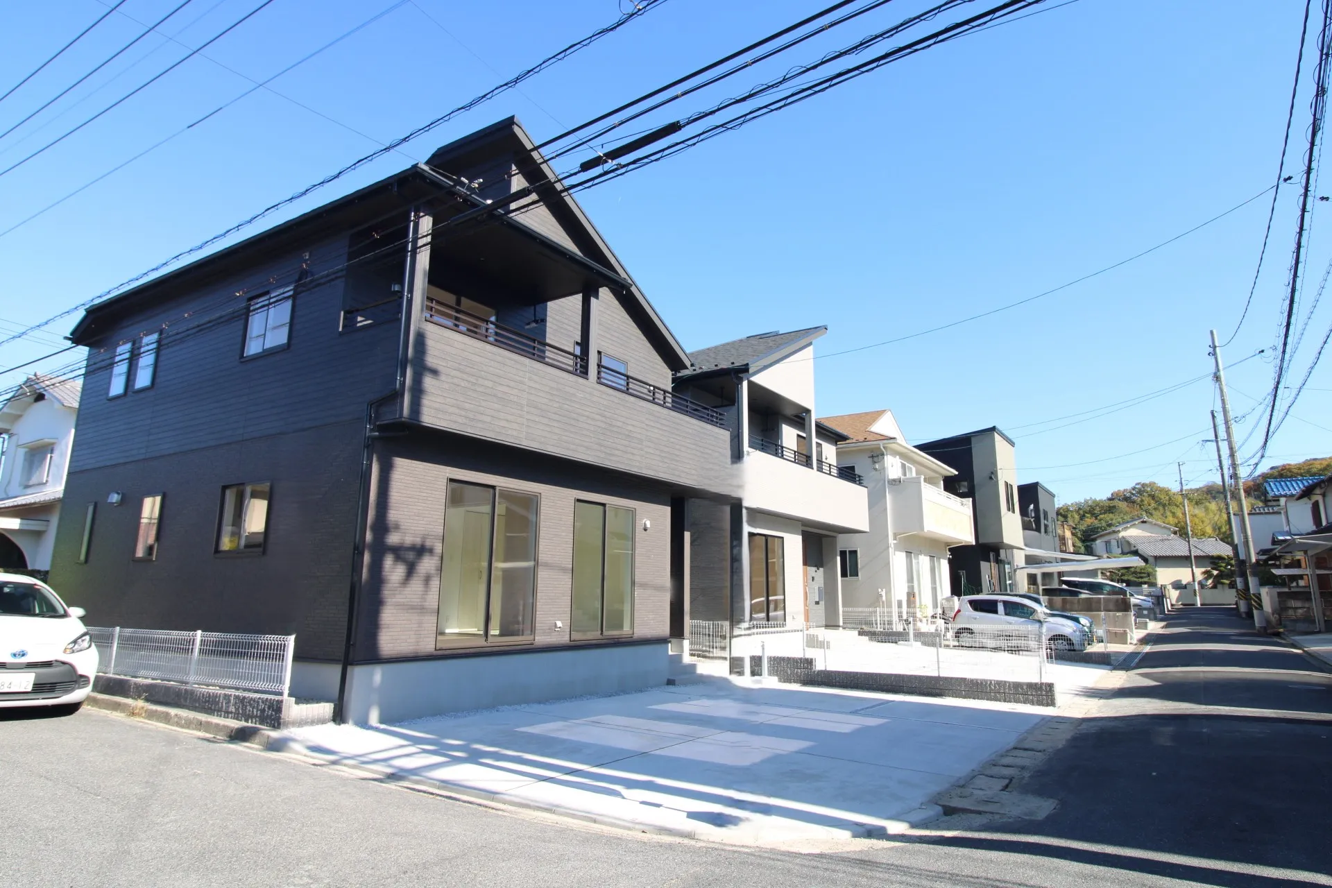 前面道路から見た外観