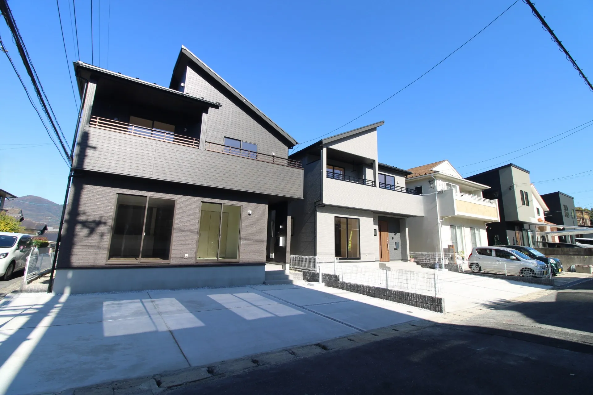 前面道路から見た外観