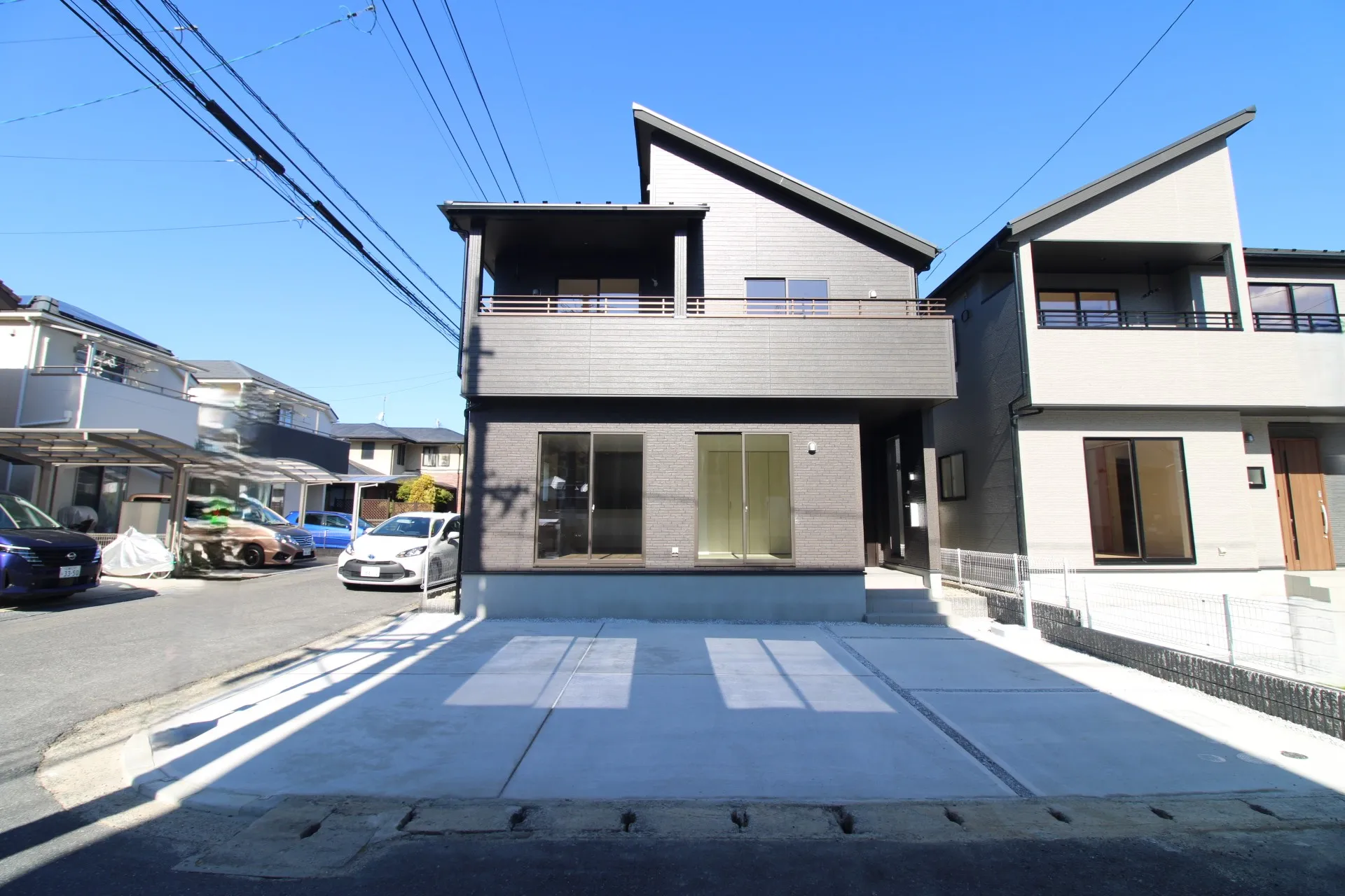 前面道路から見た外観