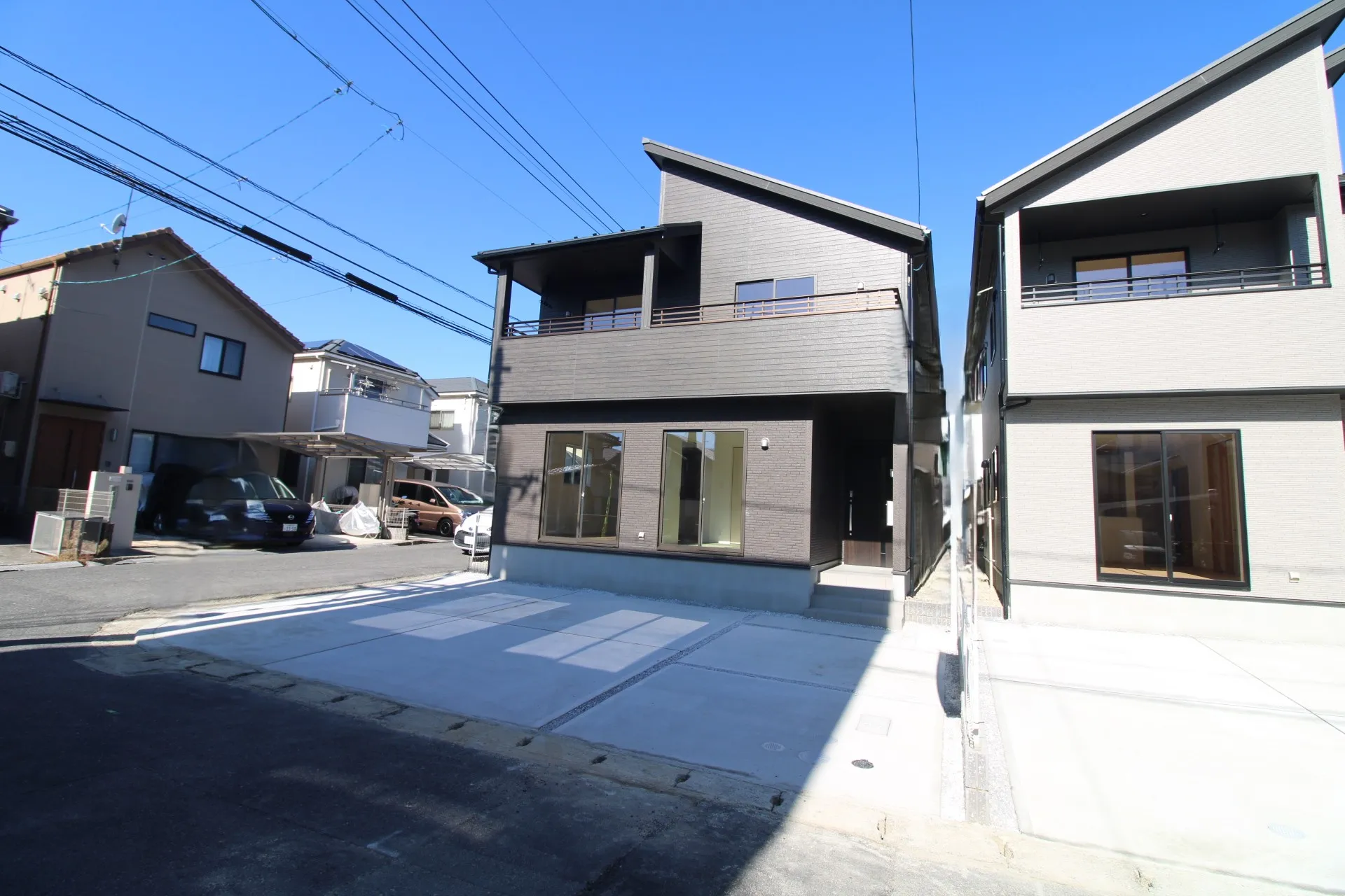 前面道路から見た外観