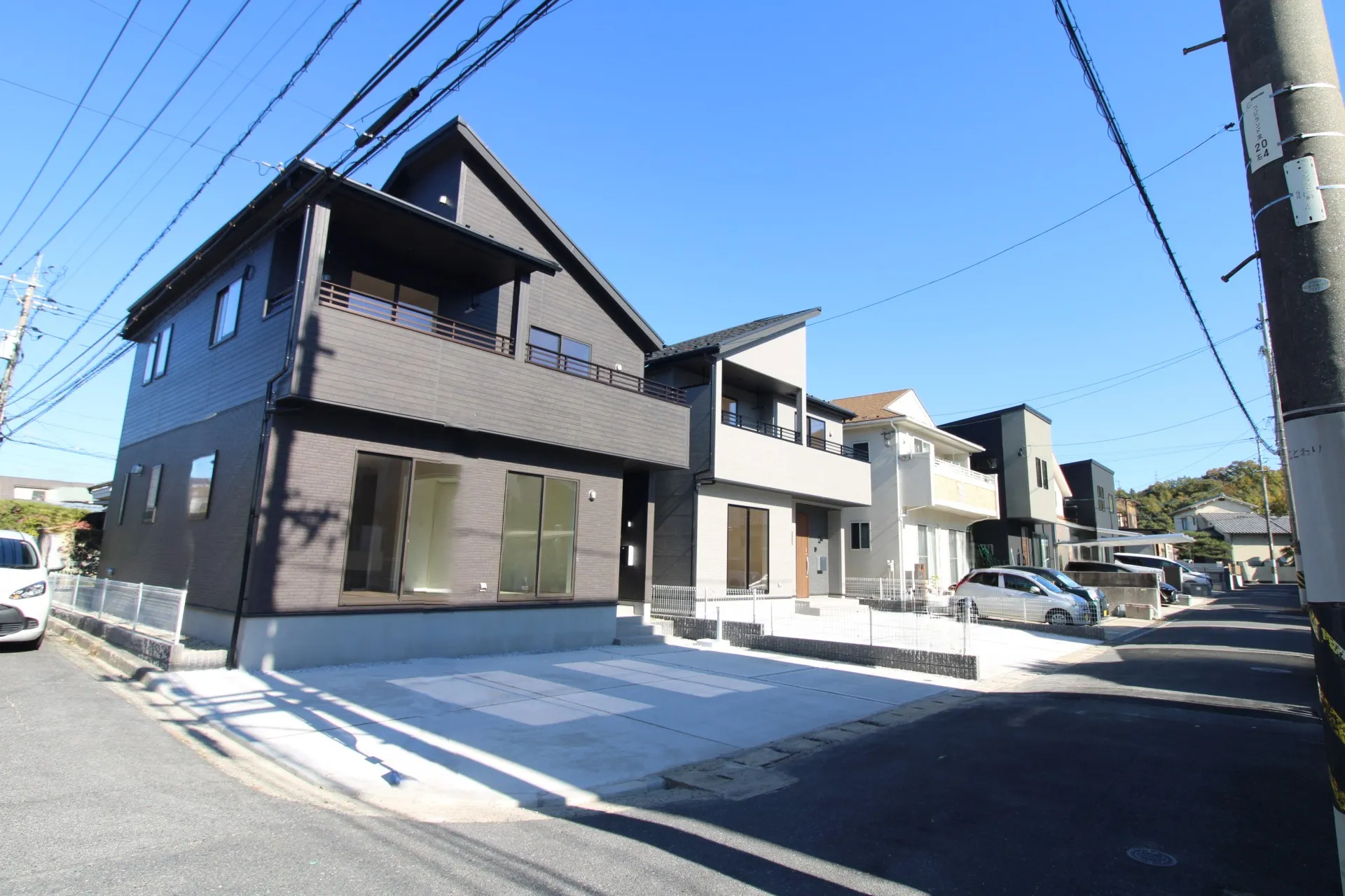 前面道路から見た外観