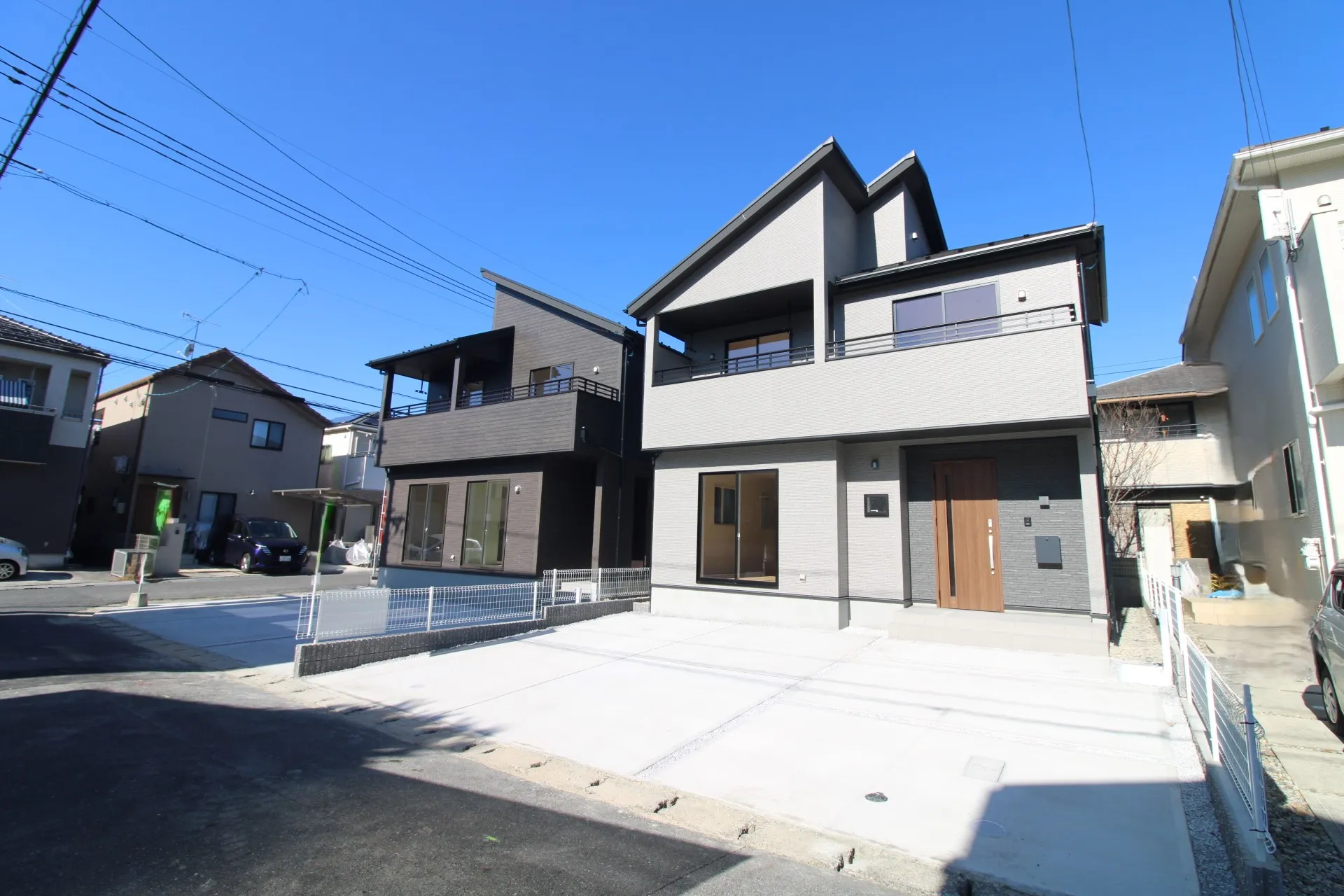 前面道路から見た外観