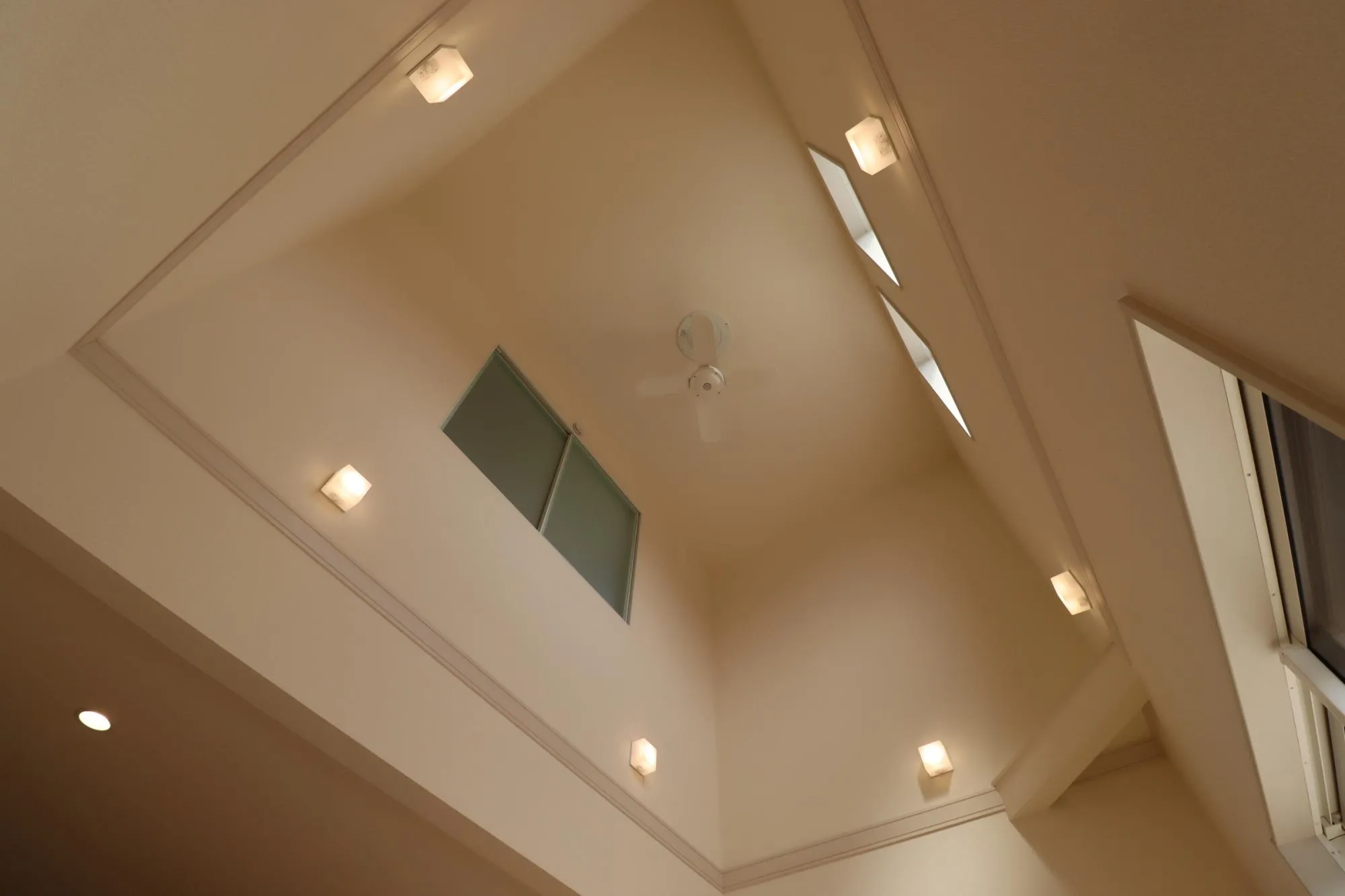 2号棟　リビング吹抜け
リモコン操作で、昇降可能なファン