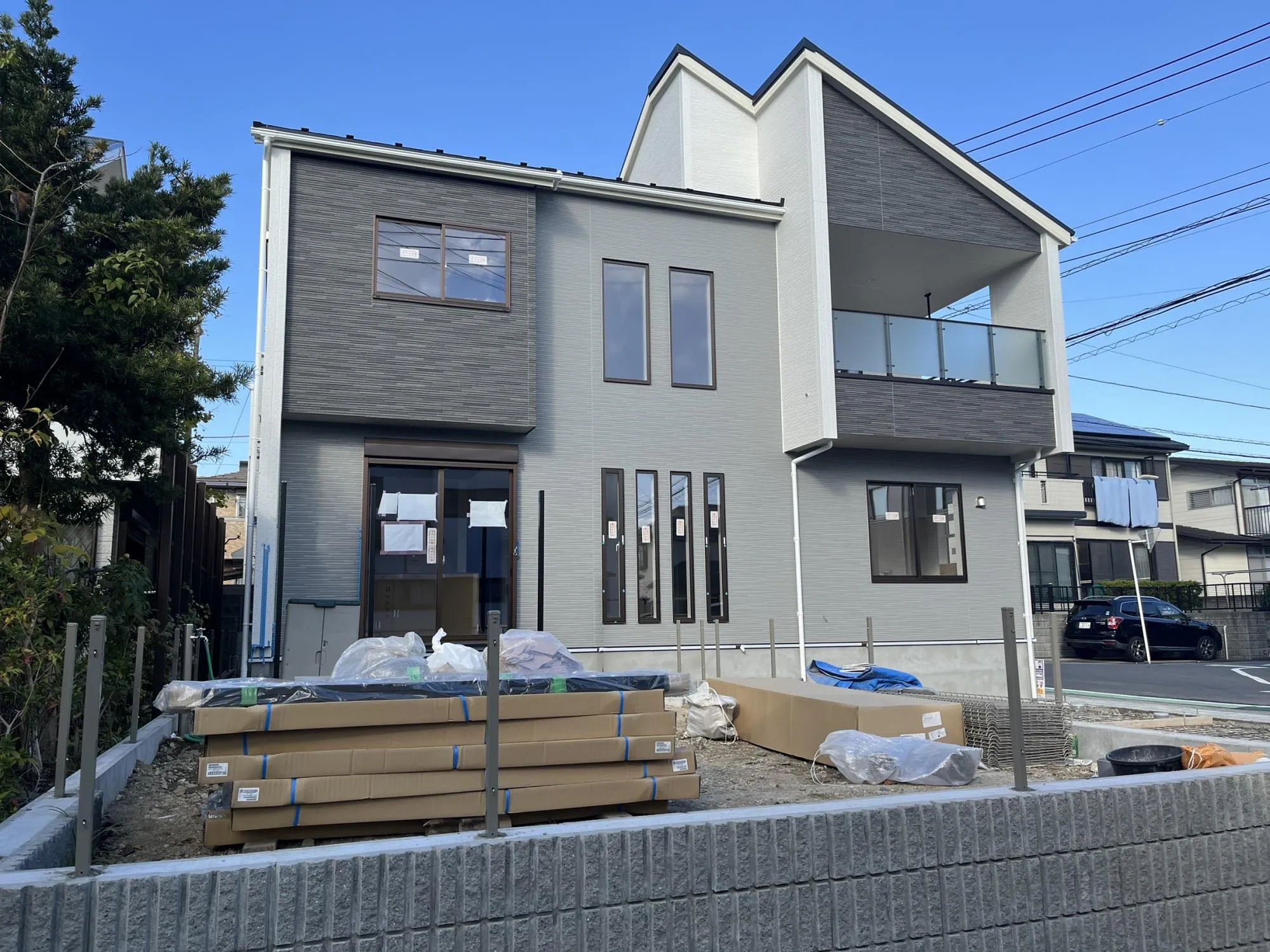 南東角地で陽当たり良好!前面道路6mの広々した道で車の出し入れもスムーズです。
カースペース2台付きなので、ご家族や来客にも安心です。