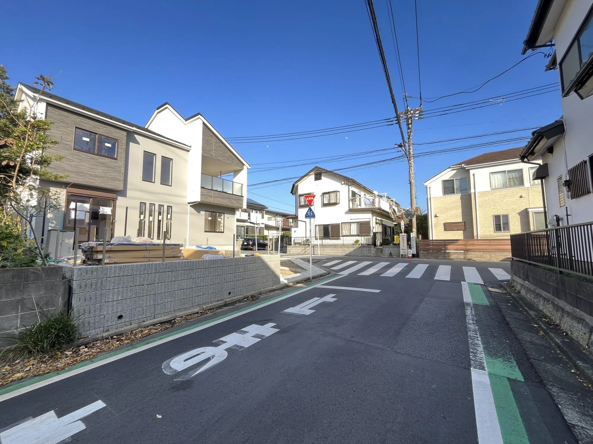 前面道路はゆとりのある幅員6m!
車の出し入れもスムーズで、駐車が苦手な方にも安心です。