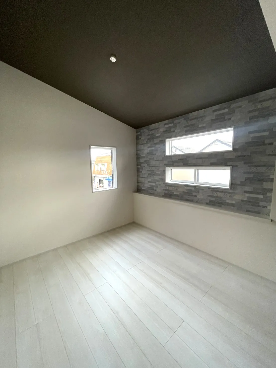 ◇2階部屋(アクセントクロス・勾配天井)