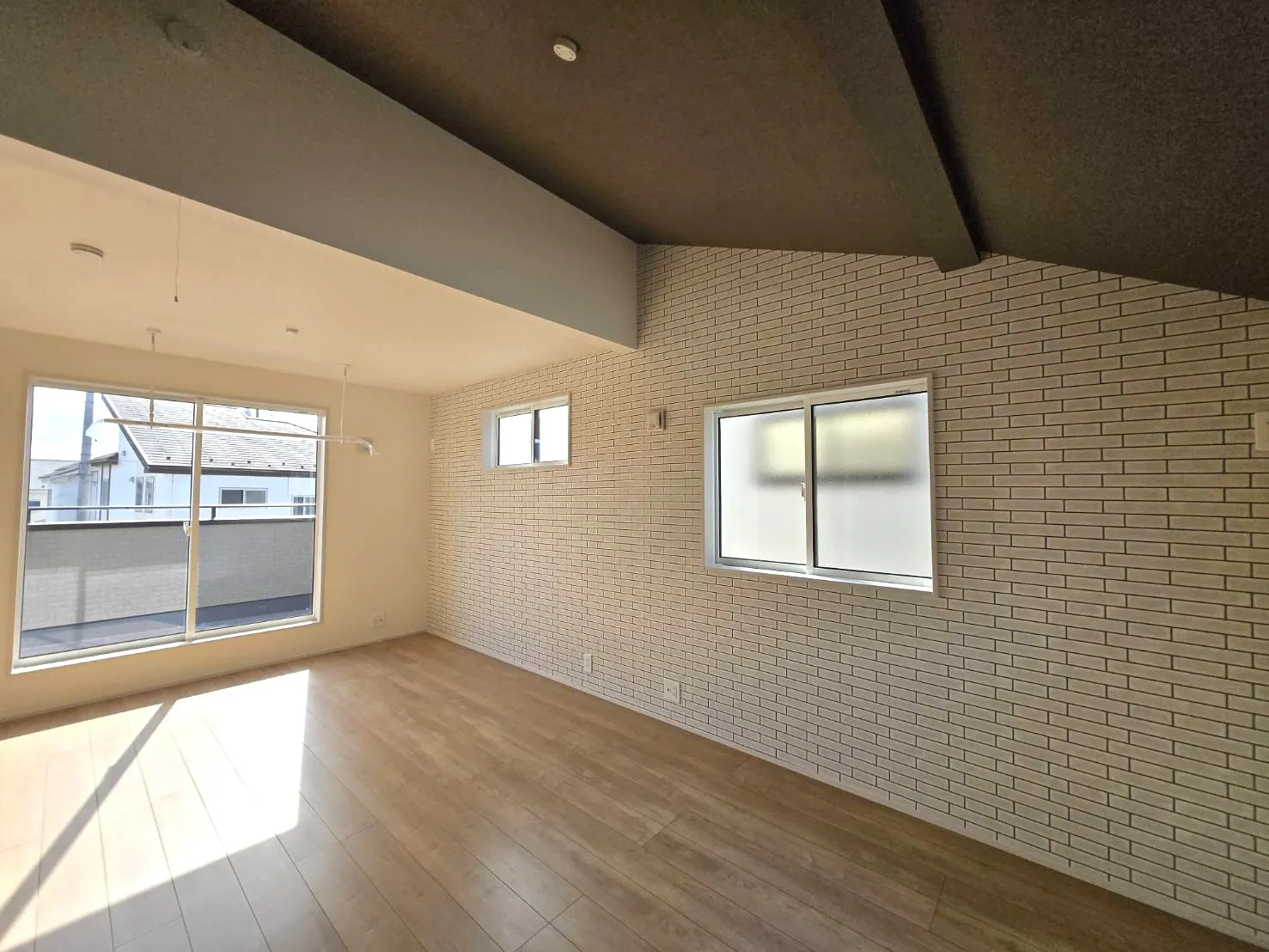 ◇2階洋室※勾配天井【36号棟】