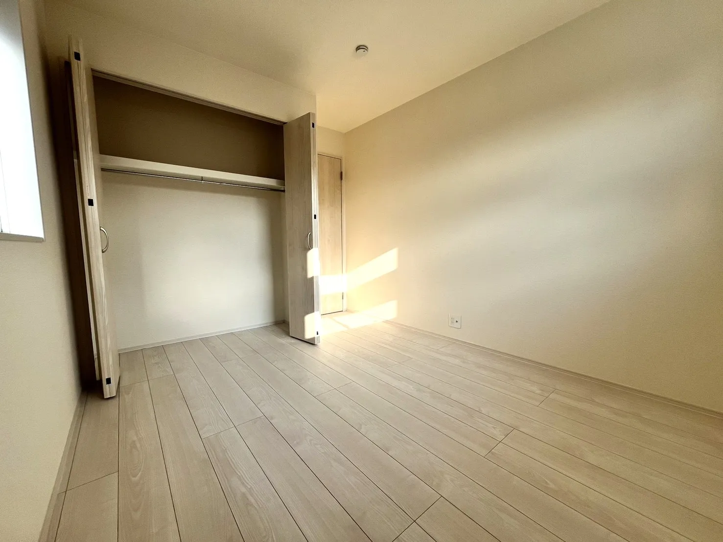 ☆2号棟　北西側洋室5.0畳☆