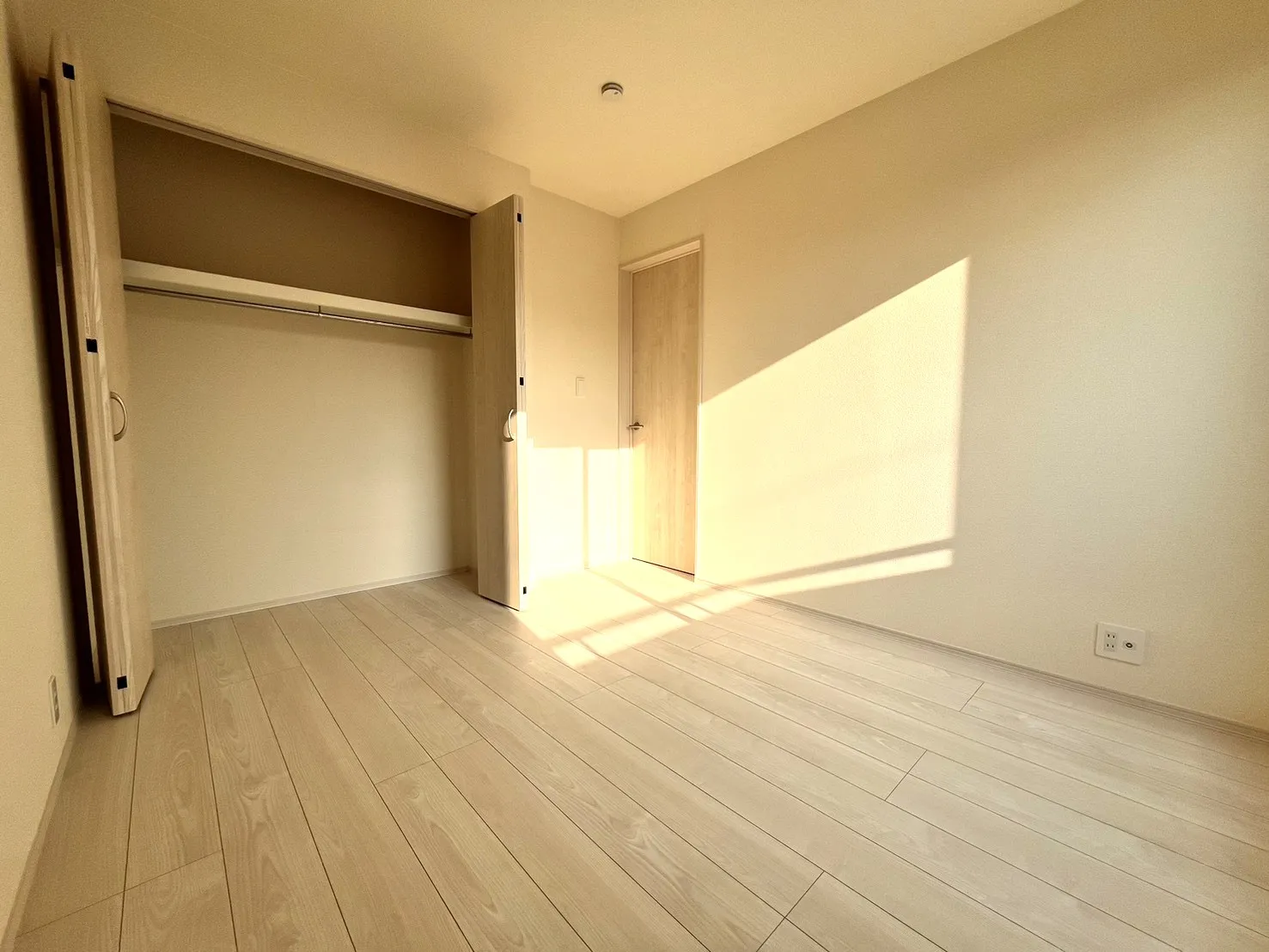 ☆2号棟　南東側洋室5.0畳☆