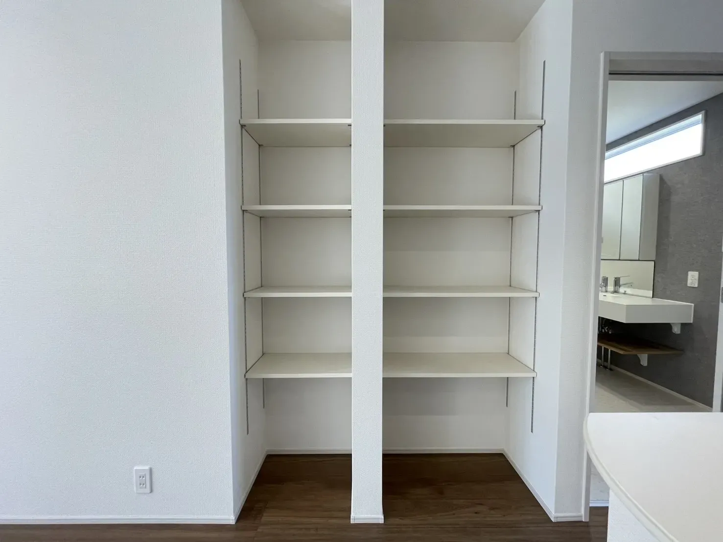 1号棟　リビング　可動棚4段