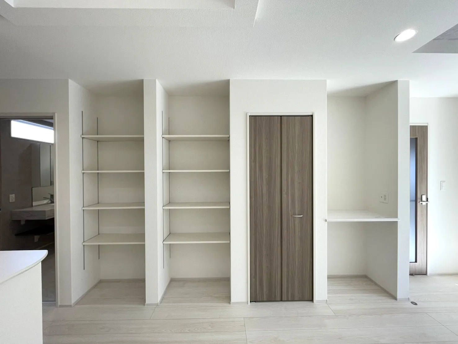 2号棟　可動棚　クローゼット　カウンター