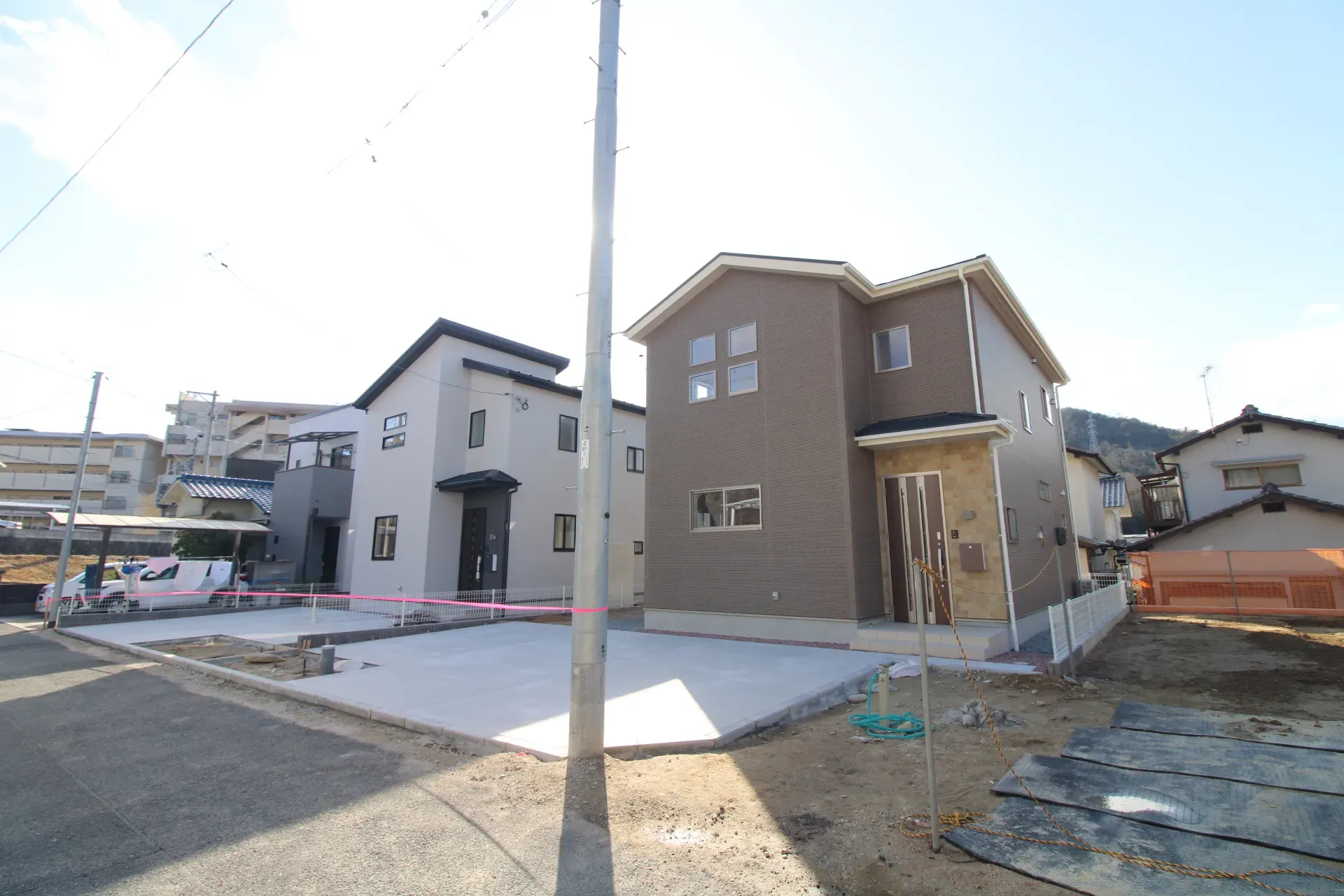 前面道路から見た外観