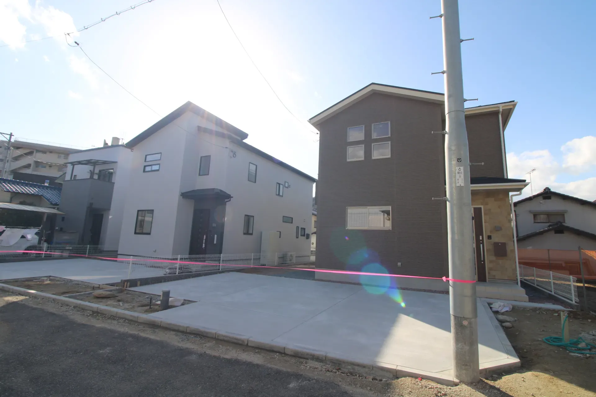 前面道路から見た外観