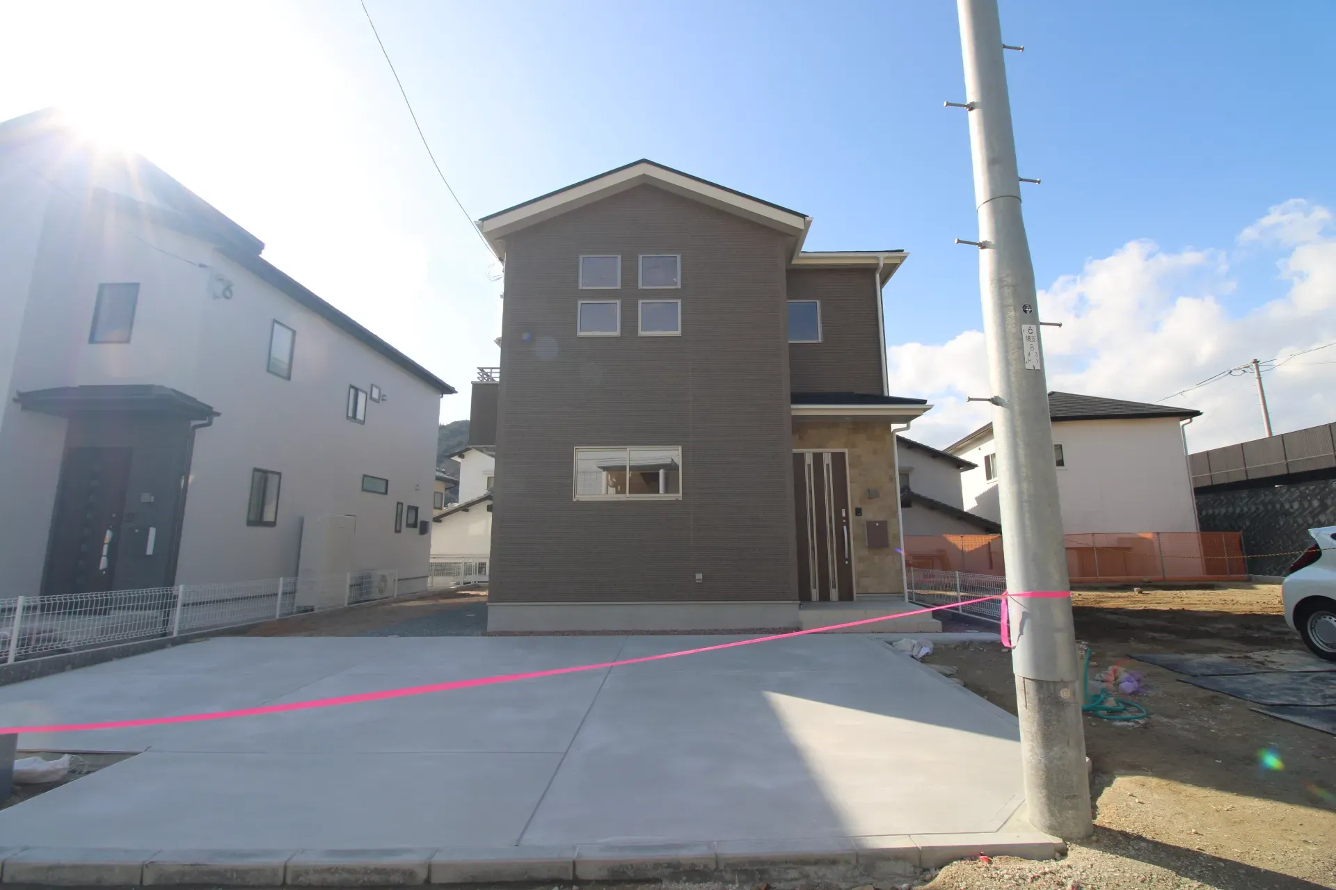 前面道路から見た外観