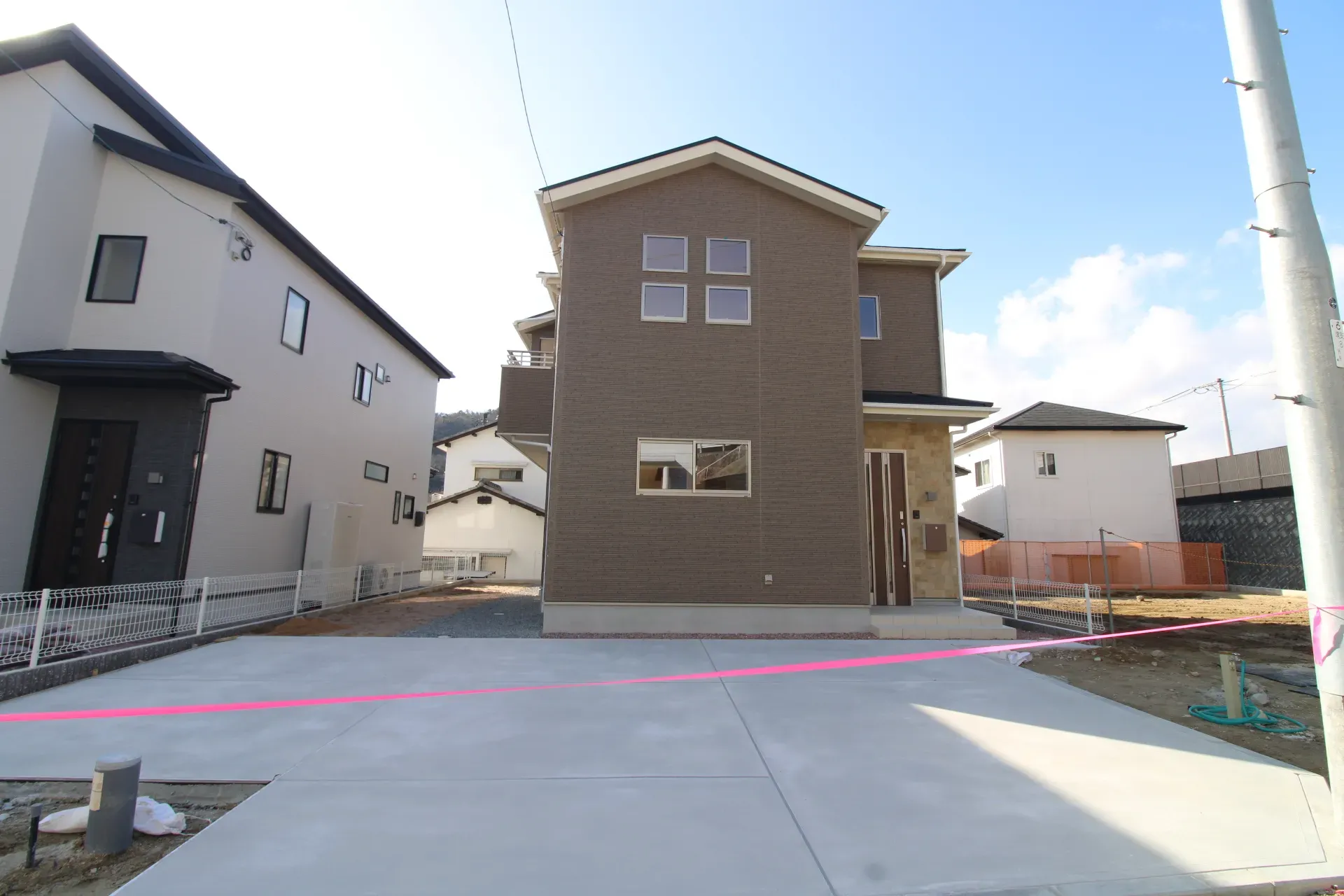 前面道路から見た外観