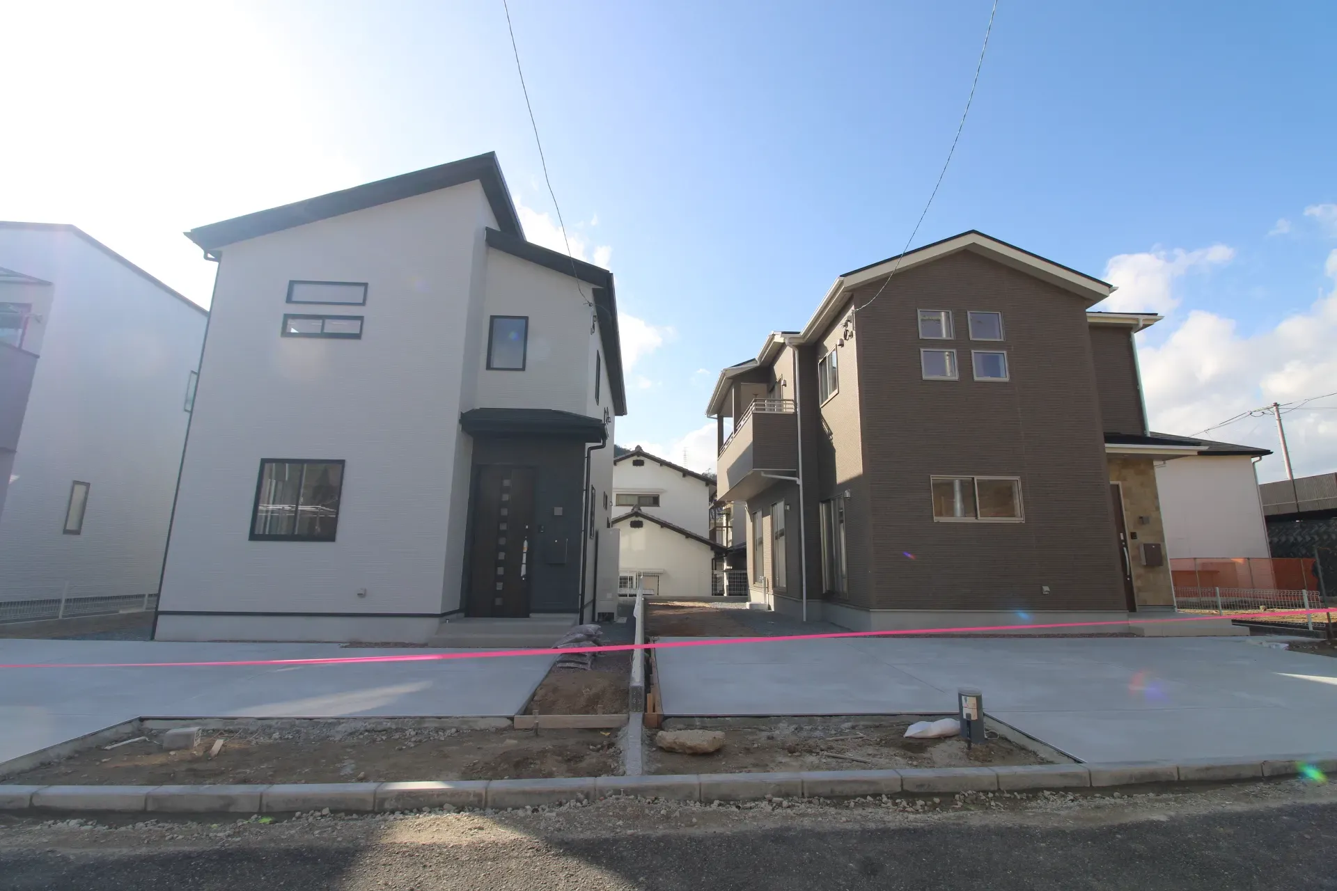 前面道路から見た外観