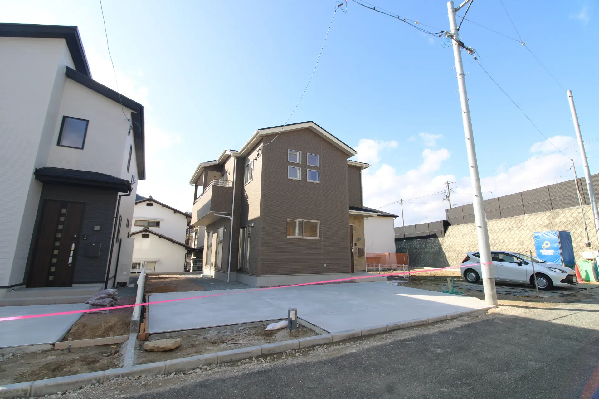 前面道路から見た外観