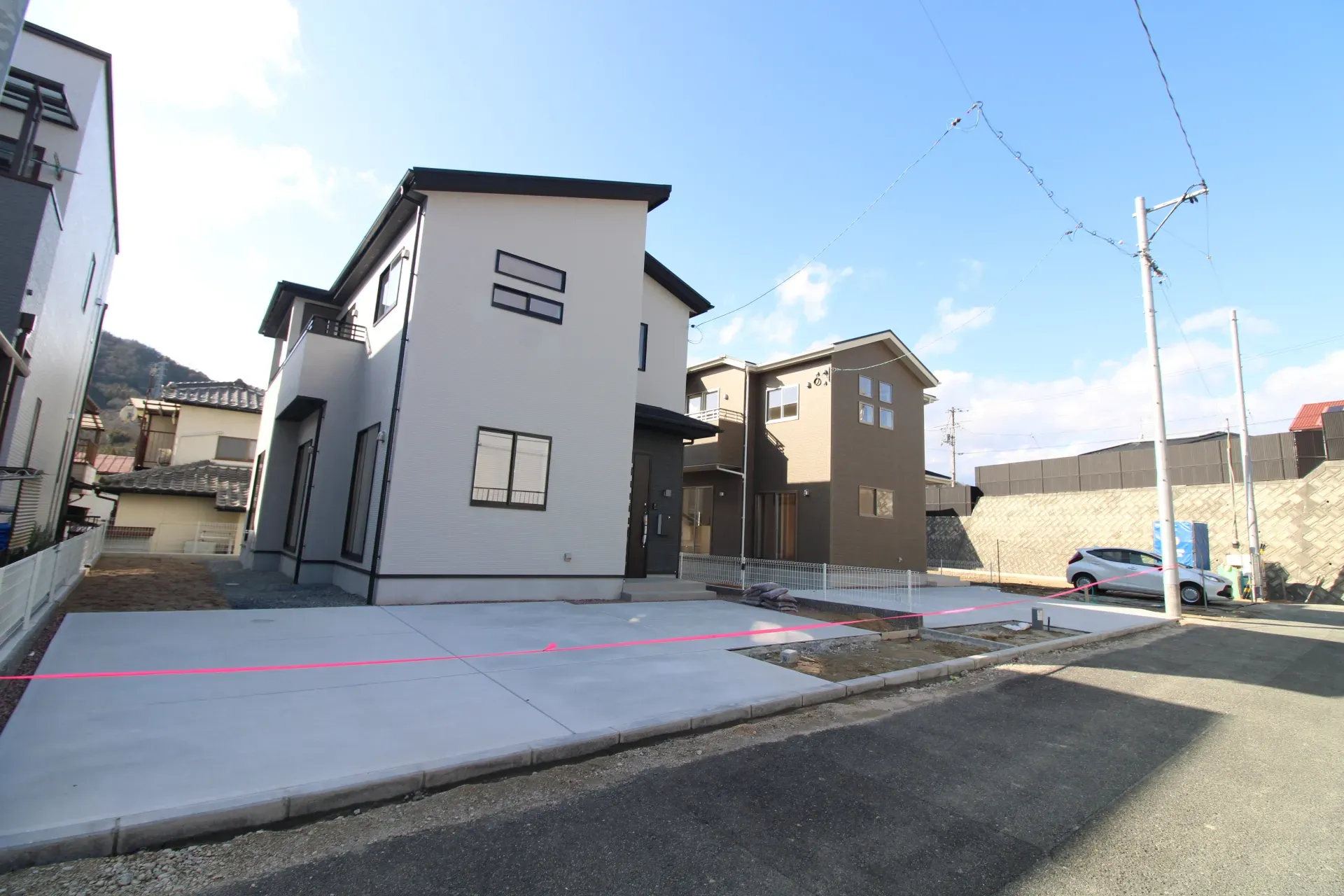 前面道路から見た外観