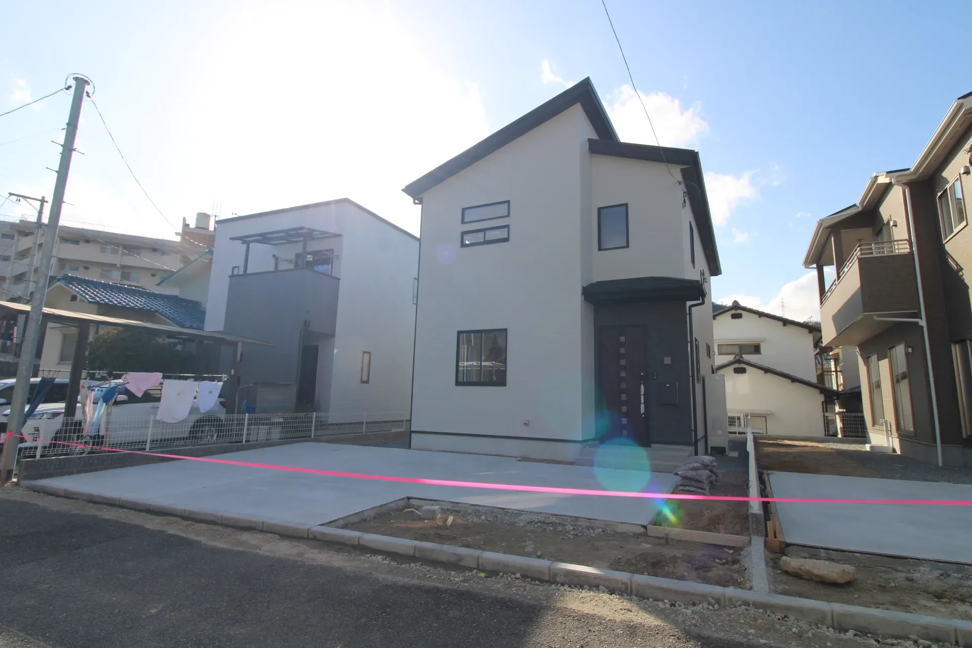 前面道路から見た外観