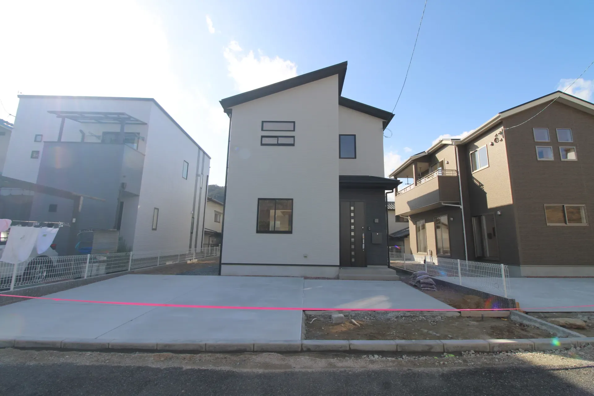 前面道路から見た外観