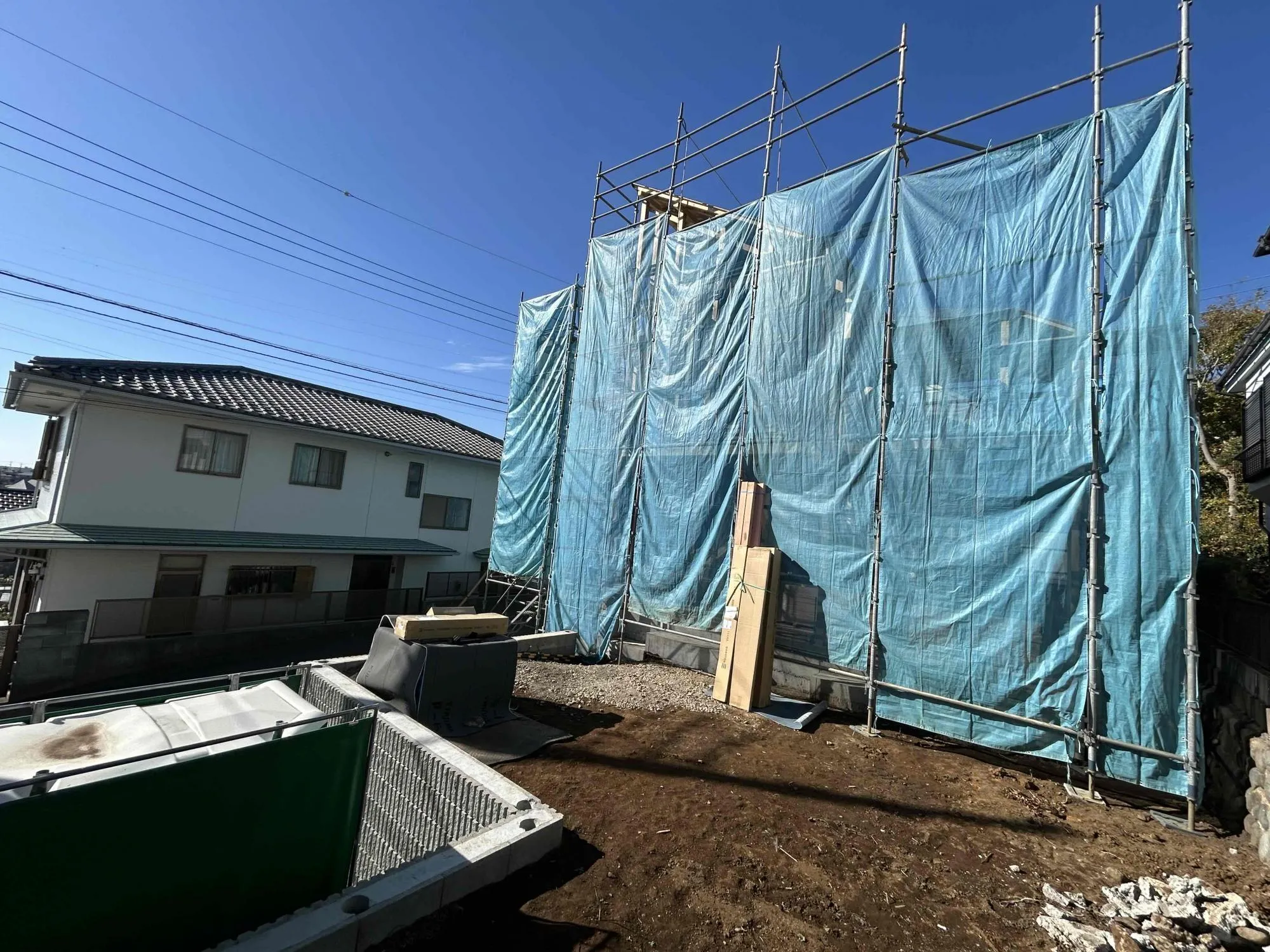 販売現地(R7.11.24)
南向きで日当たり良好♪
広いお庭付きの物件です