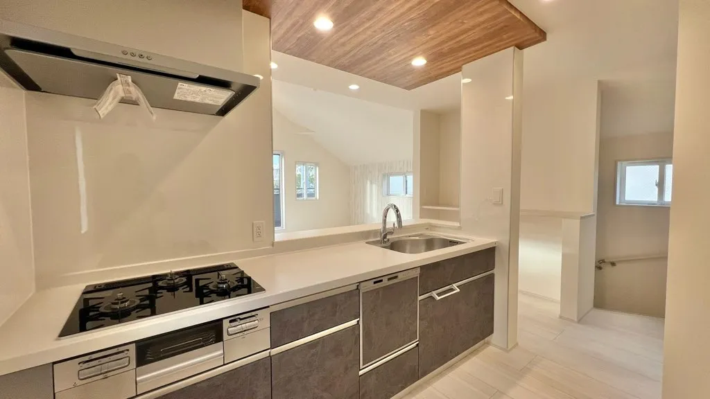 <1号棟>
開放感のあるリビングを見ながら料理ができ家族の会話が弾みます。