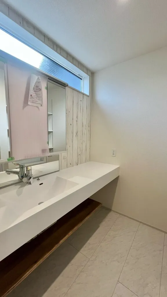 <1号棟>
オープンサニタリーはホテルのようなオシャレさと朝の忙しい時間帯などにも広々と使用でき使い勝手が良いです。