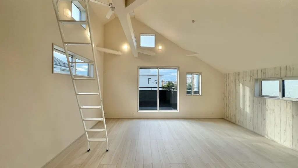 <1号棟>
窓が多く室内が明るい印象がございます。