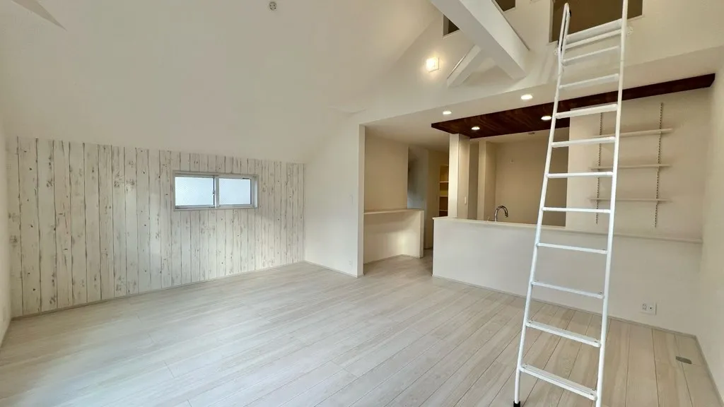 <1号棟>
勾配天井のリビングは開放感があり家族団らんの場に最適です。