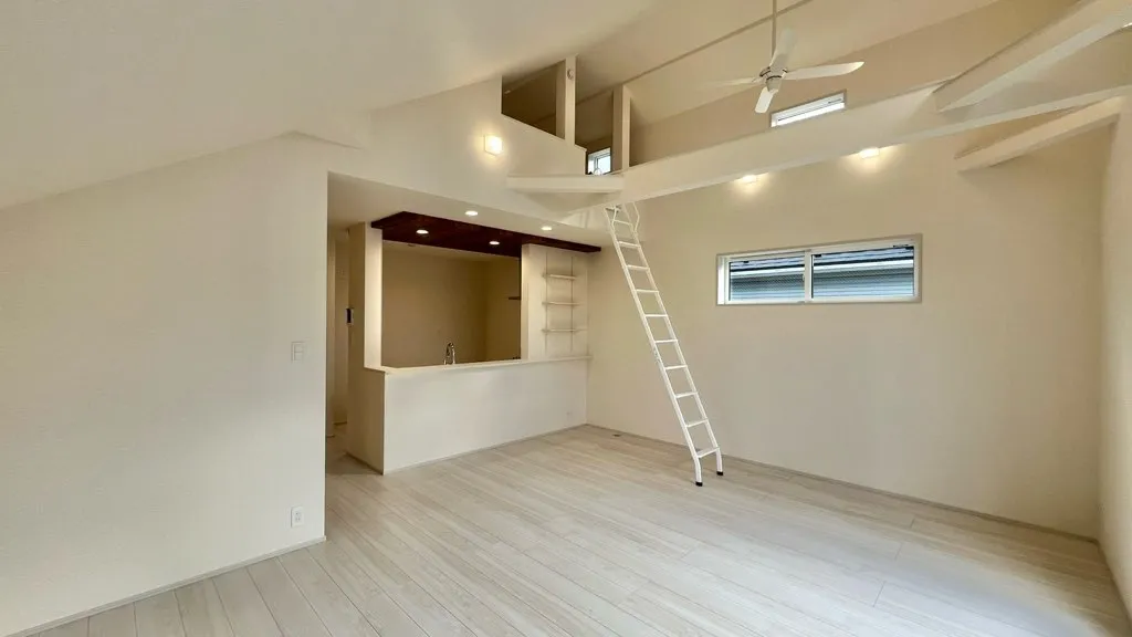 <1号棟>
シーリングファンが付いており空気の循環もされオシャレな空間にもなっております。