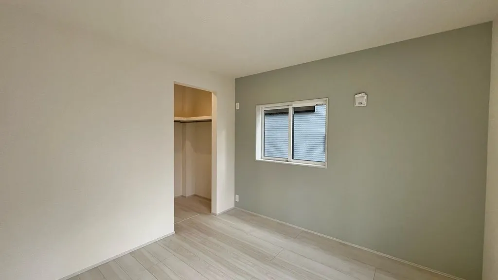 <1号棟>
居室の一面がアクセントクロスになっておりますのでオシャレな空間になっております。