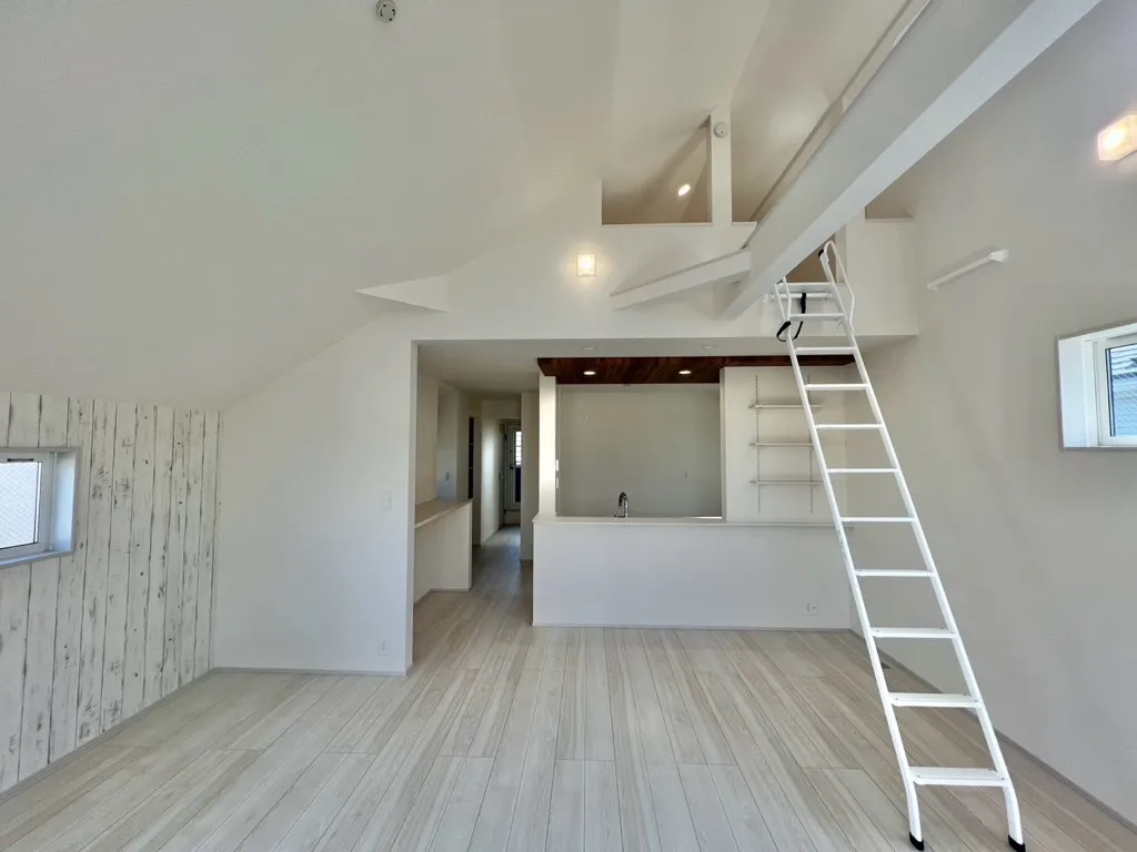 <1号棟>
リビングの上部にはロフトが付いており収納が出来ます。